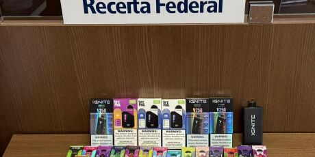 Receita Federal aprende R$ 360 mil em cigarros eletr&ocirc;nicos, celulares e perfumes 