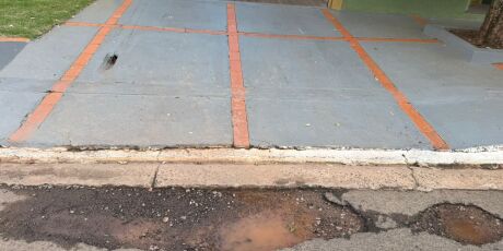 Morador denuncia buraqueira na frente de casa: "saio da garagem e caio direto no buraco"