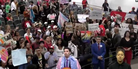 Sess&atilde;o na C&acirc;mara &eacute; marcada por protesto contra lei que pro&iacute;be trans em banheiro feminino