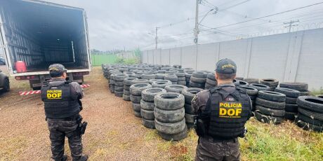 DOF apreende caminh&atilde;o "recheado" de pneus na MS-156