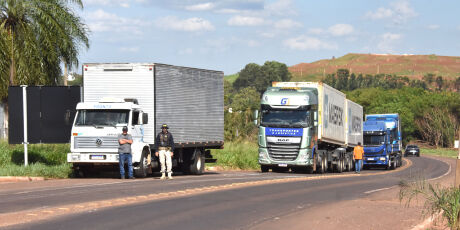 PRF libera tr&acirc;nsito ap&oacute;s 4h de interdi&ccedil;&atilde;o por tombamento de caminh&atilde;o-tanque na BR-060