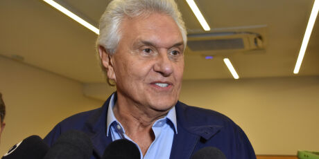 "Cada um responde pelos seus atos", diz Caiado sobre pol&ecirc;mica entre Fl&aacute;vio Bolsonaro e Vorcaro