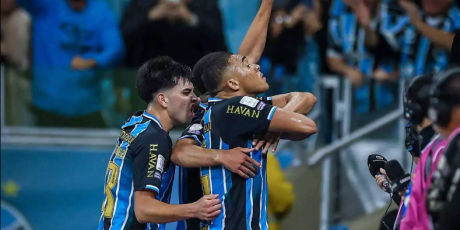 Gr&ecirc;mio vence de virada e empurra Santos para a zona de rebaixamento do Brasileir&atilde;o