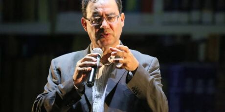Augusto Cury faz palestra sobre sa&uacute;de mental, com m&uacute;sica e solidariedade na Capital