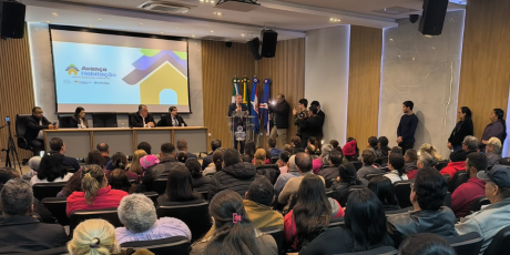 Ap&oacute;s d&eacute;cadas, fam&iacute;lias recebem escrituras definitivas de im&oacute;veis em MS
