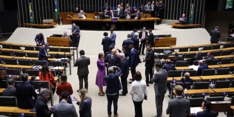 C&acirc;mara aprova renova&ccedil;&atilde;o autom&aacute;tica da CNH para motoristas sem multas; texto segue para o Senado