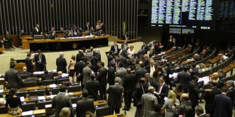 Congresso derruba veto de Lula e libera emenda para dar trator, cesta b&aacute;sica e dinheiro nas elei&ccedil;&otilde;es