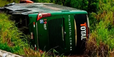 Batida frontal entre carro e &ocirc;nibus de viagem deixa 2 mortos em rodovia de MS