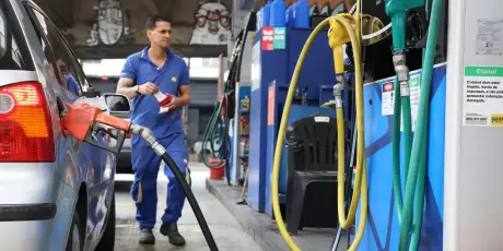 Governo Lula publica decreto com subs&iacute;dio de R$ 0,44 por litro da gasolina