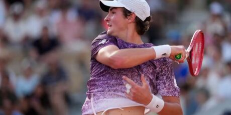Jo&atilde;o Fonseca estreia com vit&oacute;ria no torneio de Roland Garros