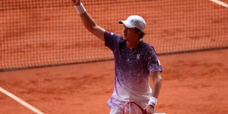 Jo&atilde;o Fonseca bate Djokovic em batalha &eacute;pica e consegue maior vit&oacute;ria da carreira em Roland Garros