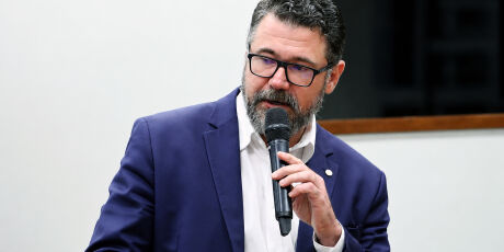 Pollon exp&otilde;e racha por vaga ao Senado