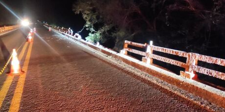 Caminh&atilde;o rompe mureta na ponte da BR-163 e afunda no Rio Vacaria