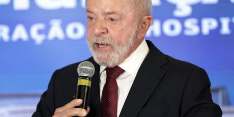 Lula assina MP e zera "taxa das blusinhas"