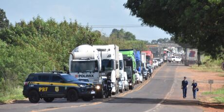 Caminh&atilde;o-tanque tomba em rotat&oacute;ria e interdita BR-060