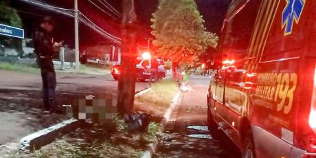 Motociclista morre ap&oacute;s colidir com canteiro central de avenida, em Corumb&aacute;