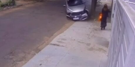 Mulher escapa por segundos de carro desgovernado que invadiu cal&ccedil;ada 