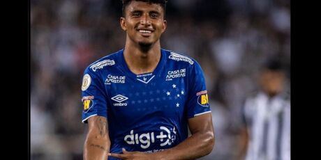 Com raiz terena, &Eacute;derson leva nome do povo ind&iacute;gena ao maior palco do futebol