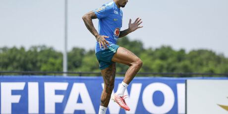 Raphinha treina pela 1&ordf; vez desde a les&atilde;o e aumenta otimismo da sele&ccedil;&atilde;o para voltar na Copa