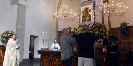 Fi&eacute;is celebram o dia de Nossa Senhora do Perp&eacute;tuo Socorro com missa e m&uacute;sica