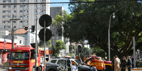Viatura da PM pega fogo no centro de Campo Grande