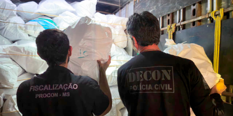 Opera&ccedil;&atilde;o em Campo Grande apreende mais de 4,3 mil t&ecirc;nis falsificados