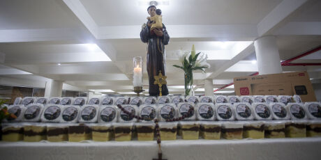 Recorde de produ&ccedil;&atilde;o leva venda do bolo de Santo Ant&ocirc;nio para Pra&ccedil;a do R&aacute;dio