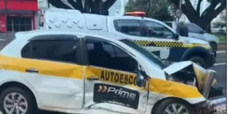 Carro fura sinal vermelho e bate em ve&iacute;culo de autoescola no centro