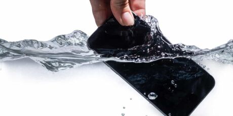 Celular caiu na &aacute;gua? Colocar no arroz funciona? Especialista revela o que fazer