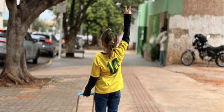 Escolas pedem camisa do Brasil e pais correm &agrave;s lojas &agrave;s v&eacute;speras da estreia da sele&ccedil;&atilde;o