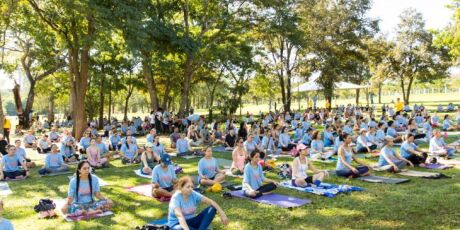 Festival de Yoga promove pr&aacute;ticas de medita&ccedil;&atilde;o e alongamento no Parque das Na&ccedil;&otilde;es no domingo