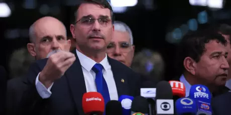 Rejei&ccedil;&atilde;o a Fl&aacute;vio Bolsonaro sobe para 56%; rejei&ccedil;&atilde;o a Lula segue em 53%