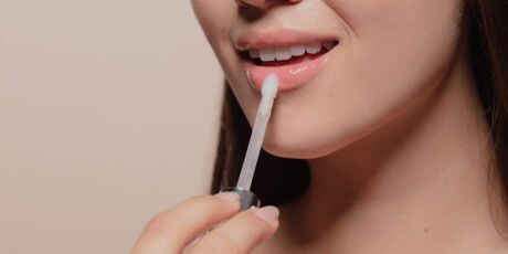 Oito ativos que voc&ecirc; precisa analisar antes de comprar um gloss labial 