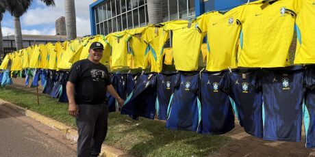 Ambulantes aproveitam jogo do Brasil para faturar com venda de blusas e bandeiras