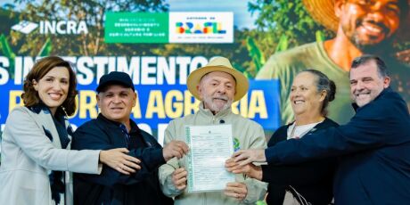 "Tudo para o pobre &eacute; muito dif&iacute;cil", diz Lula ao entregar t&iacute;tulos em assentamento de MS