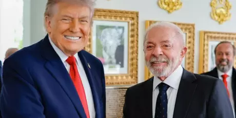 Lula e Trump se cumprimentam durante evento social no G7