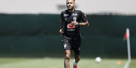 Neymar vai a campo pela primeira vez em treino da sele&ccedil;&atilde;o brasileira