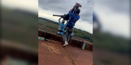 Suspeito preso retirou c&acirc;mera de jovem que morreu em salto de rope jump, diz pol&iacute;cia