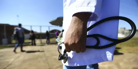 Estudante de Medicina precisar&aacute; de nota m&iacute;nima no Enamed para exercer profiss&atilde;o