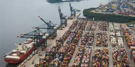 EUA prop&otilde;em tarifa adicional ao Brasil, &agrave; UE e a outros 58 pa&iacute;ses por trabalho for&ccedil;ado