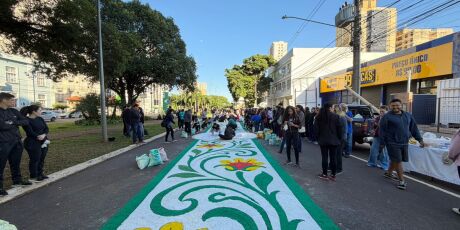 Sete mil fi&eacute;is se re&uacute;nem para montar um quil&ocirc;metro do tapete de Corpus Christi