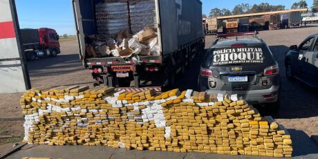 Choque apreende uma tonelada de maconha escondida em meio a cervejas
