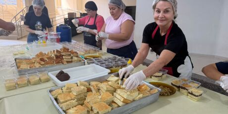 Cem fi&eacute;is est&atilde;o 'com a m&atilde;o na massa' para confeccionar bolo de Santo Ant&ocirc;nio