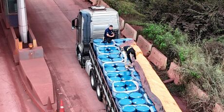Carreta &eacute; apreendida na fronteira com material para fabricar 40 toneladas de coca&iacute;na