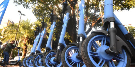 Empresa inicia opera&ccedil;&otilde;es de patinetes el&eacute;tricos com 200 pontos na Capital