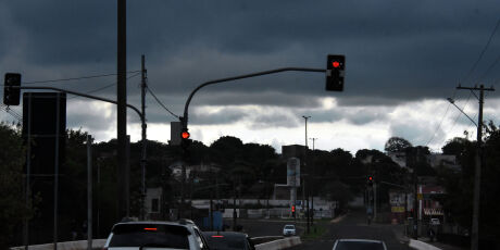 Ventania e calor continuam mas chuva chega na quarta-feira em MS 