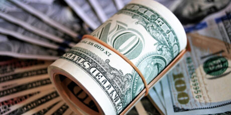 D&oacute;lar tem leve recuo com real 'protegido' por ganhos com petr&oacute;leo