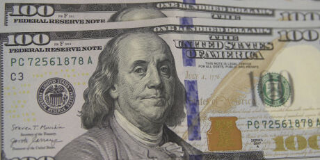 D&oacute;lar sobe 0,92% e fecha a R$ 5,21 com san&ccedil;&otilde;es dos EUA e elei&ccedil;&otilde;es no radar