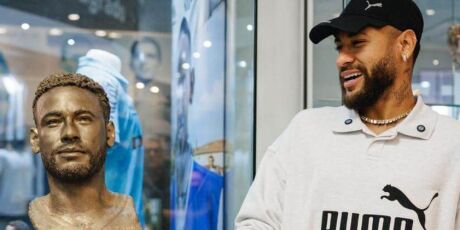 Neymar recebe busto e est&aacute;tua do Santos em homenagem no Memorial das Conquistas