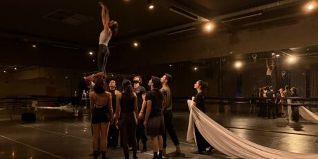 Espet&aacute;culo de dan&ccedil;a transforma a inquieta&ccedil;&atilde;o de L&iacute;dia Ba&iacute;s em poesia corporal